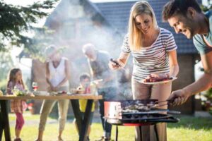 persone impegnate nella grigliata