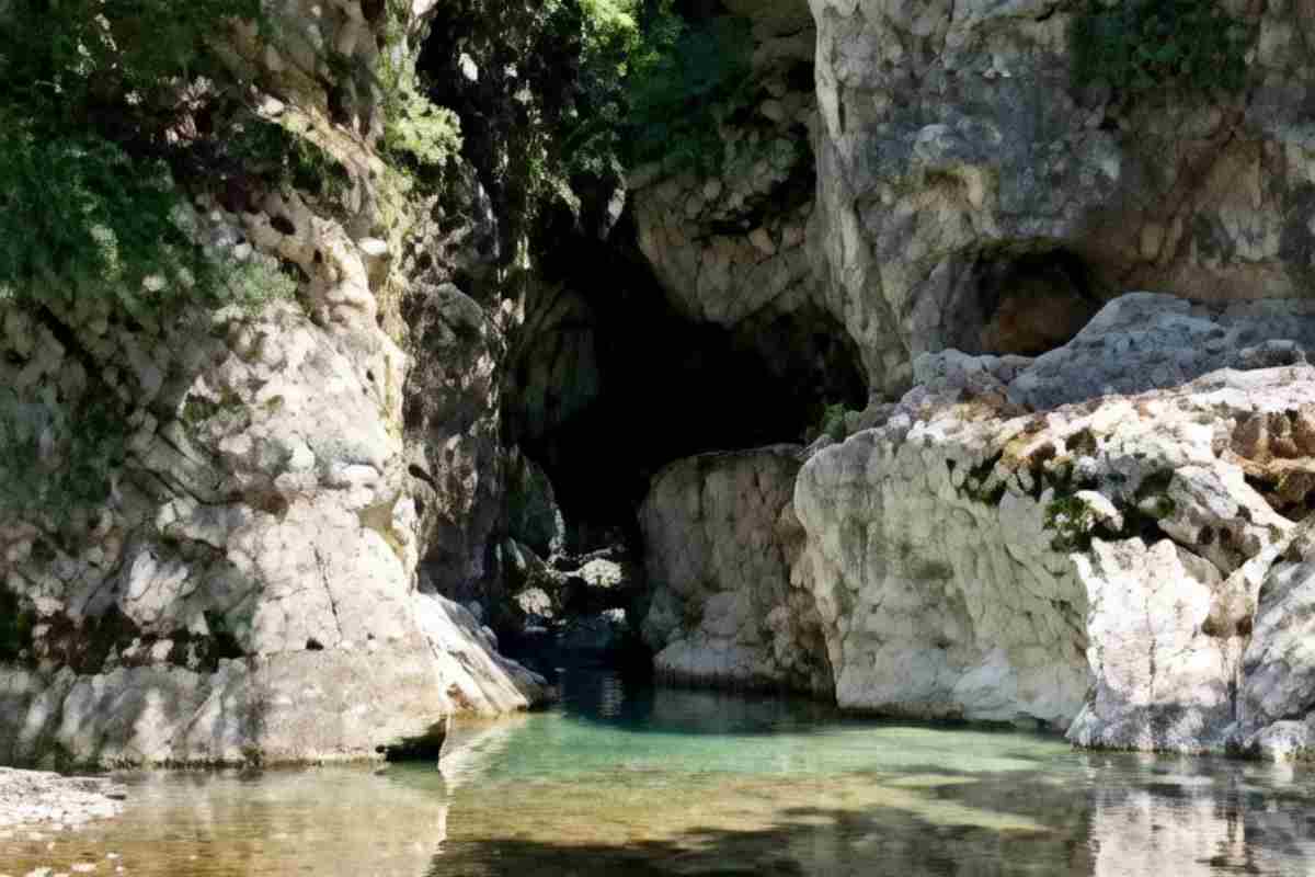 la roccia da cui riemergono le cascatelle di sarnano