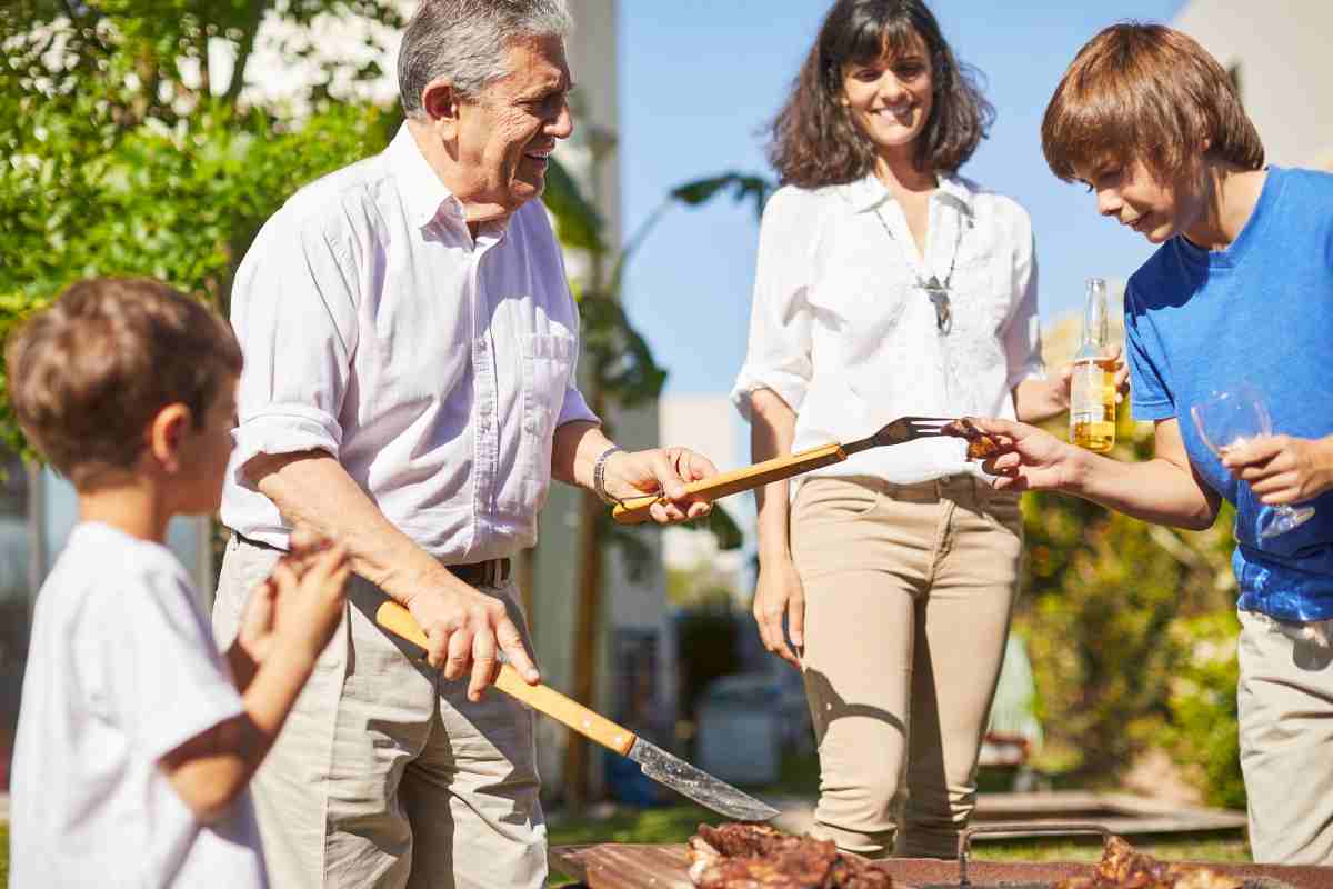 una famiglia impegnata nella grigliata