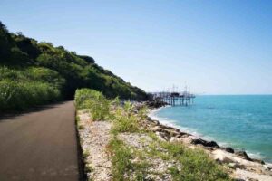 Una pista ciclabile tra mare e trabocchi, la Via Verde