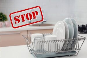 scritta stop e scolapiatti in cucina