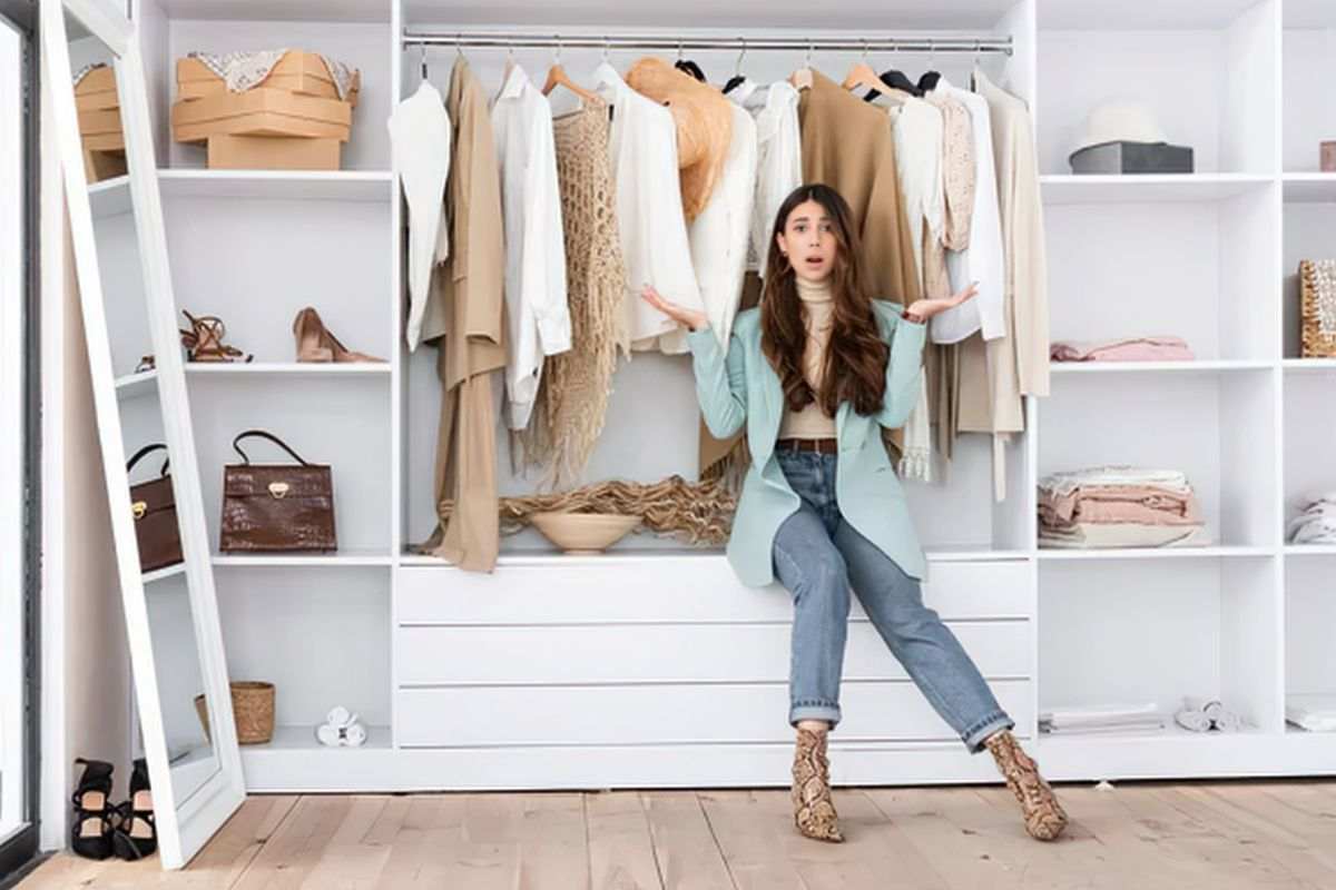 cabina armadio e donna sorpresa