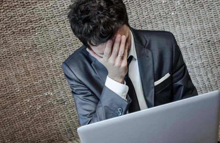 uomo disperato al pc 