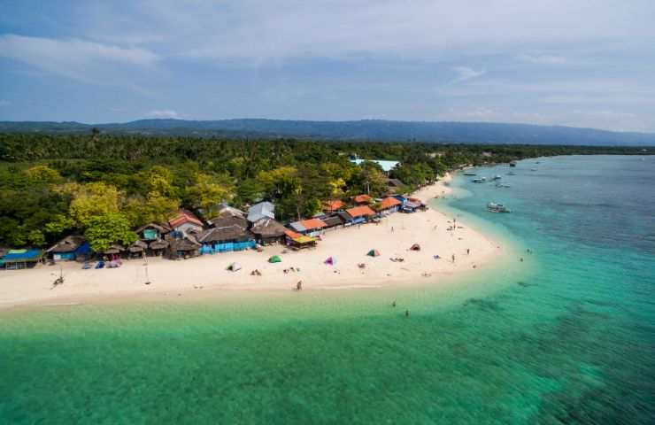 spiaggia con mare smeraldo
