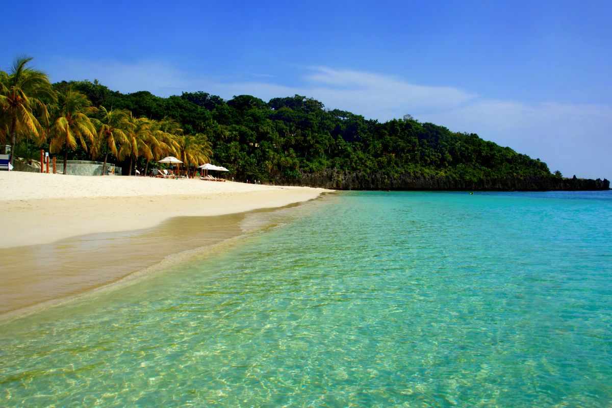 spiaggia con mare smeraldo