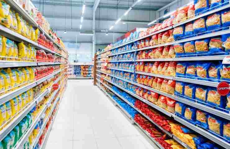 scaffali supermercato con pasta