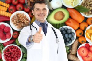 diversi alimenti sullo sfondo e medico che fa ok