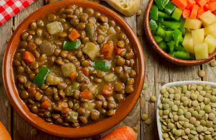 zuppa di verdure in ciotola di terracotta